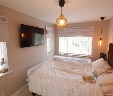 4 bedroom semi-detached house to rent - Photo 5