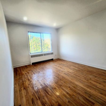 **Because You Deserve Renovated 4 1/2 TOP FLOOR, Ville Emard, Monk ** - Photo 4