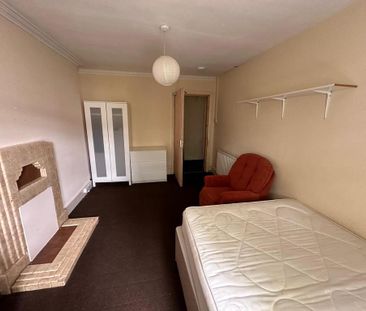 4 bedroom flat to rent - Photo 4