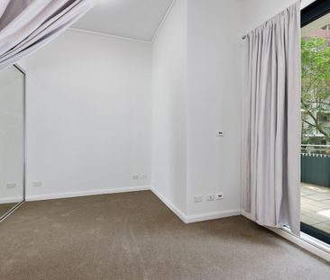 Large Studio Apartment with Courtyard - Photo 3