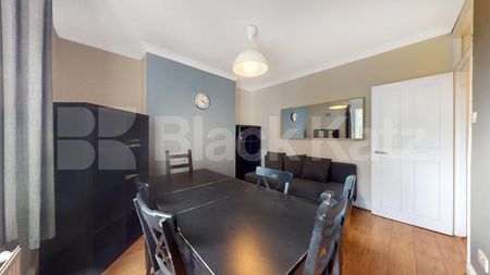 Stylish 3 Bedroom Flat on Quiet Residential Street - Photo 4