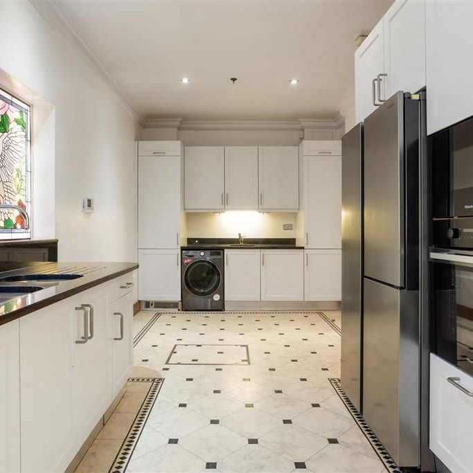 3 bedroom mews to rent - Photo 1