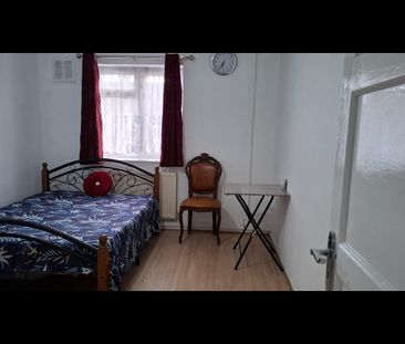 Room in a Shared Flat, St Anns.Barking, IG11 - Photo 3