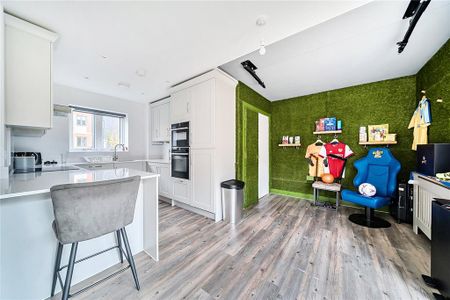 4 bedroom semi-detached house to rent - Photo 3