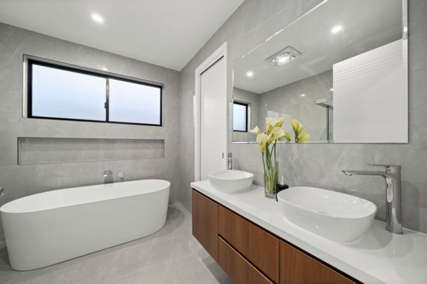 Stunning 5 Bedroom Home - Great Location! - Photo 1