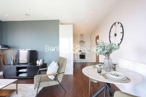 Avalon Point, Silvocea Way, E14 - Photo 1