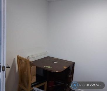 4 bedroom flat to rent - Photo 1