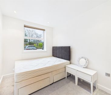 2 bedroom Flat in Heathcote Road, Camberley - Photo 3