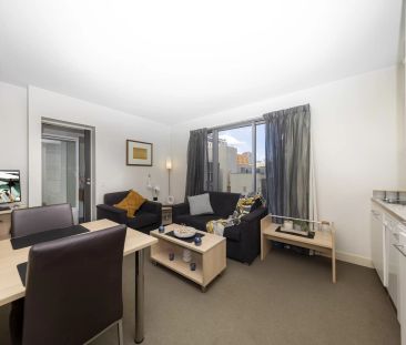 Fully Furnished on Bank Place! (Electricity & Water usage included) - Photo 6