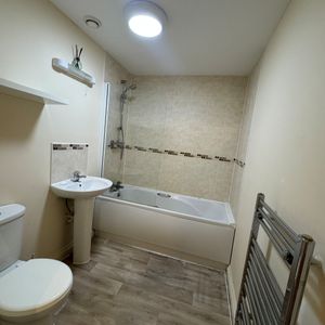 QUEENSWAY, BLETCHLEY - 1 BEDROOM - Photo 2