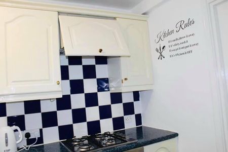 1 bedroom in a house share to rent - Photo 2