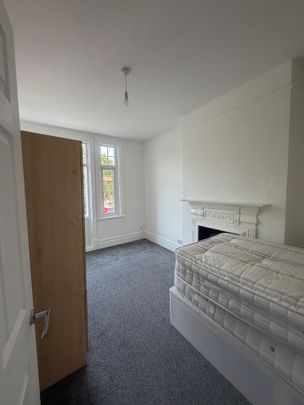 2 Bed Flat, Queen Anne Avenue, BR2 - Photo 1
