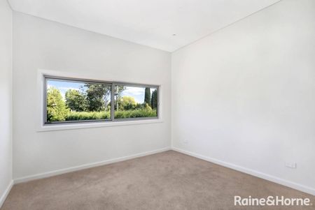Luxury 3 Bedroom Townhouse - Close To Town - Photo 2
