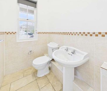 Rosebury Square, Repton, IG8 - Photo 1