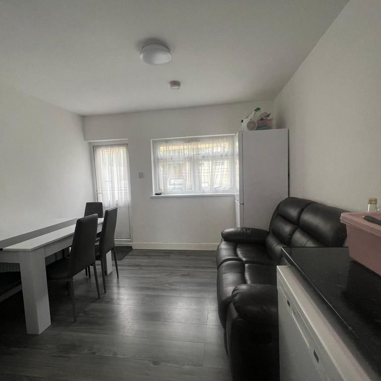 1 bedroom in a house share to rent - Photo 1