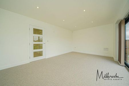 4 bedroom semi-detached house to rent - Photo 2