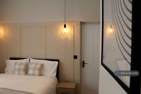 3 bedroom flat to rent - Photo 3