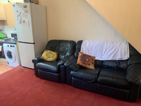 Room in a Shared House, Watford Avenue, M14 - Photo 3