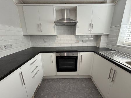 2 bedroom terraced garage/parking space to rent - Photo 5