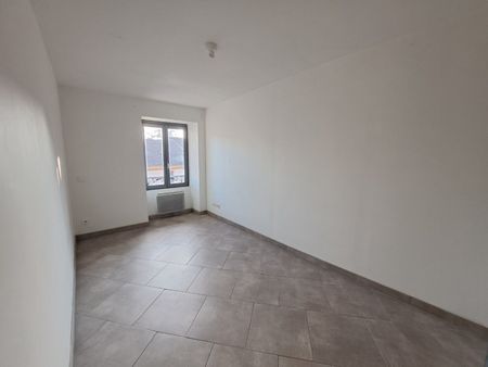 Appartement À Louer 4 Pièces , 80 M² - Photo 2