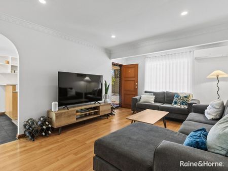 Stunning & Spacious Updated Homette With A Generous Yard!! - Photo 2