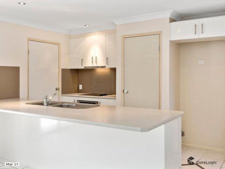 Spacious & Quiet, 4x Bedroom Family Home in Great Pacific Pines Location! - Photo 3