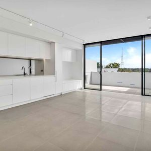 Ultra-Modern spacious 1 bedroom apartment with parking - Photo 2