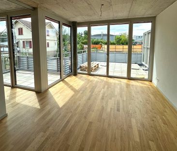 Moderne 4.5-Zimmer-Wohnung in neuem Terrassenhaus - Photo 2