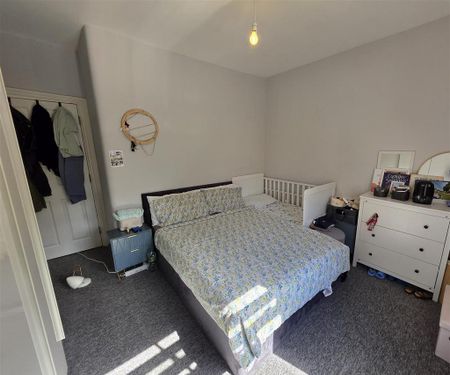 3 bedroom flat to rent - Photo 2