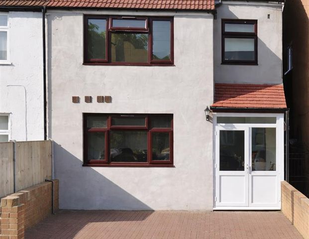 Middle Road, London SW16 - Photo 1