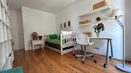 Tidy room in 4-bedroom apartment in Parque das Nações - Photo 2