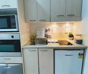 Furnished One bedroom apartment *COLD WATER INCL* - Photo 3