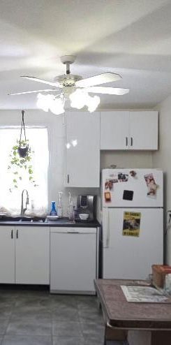 4 1/2 au Coeur de Saint-Jerome, Duplex, 3 Parking, Wifi, Thermopompe, Pret pour borne EV! - Photo 1