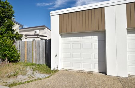 STYLISH TWO-BEDROOM RESIDENCE IN POPULAR ESTATE! - Photo 2