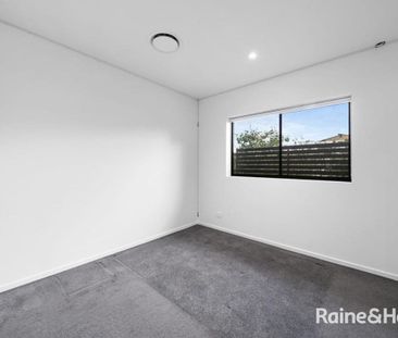 Top-Floor Luxury Unit with Ducted Air Conditioning - Photo 6