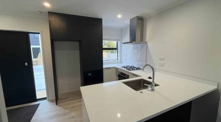 Brand New Home in a Quiet Chartwell Street - Photo 4