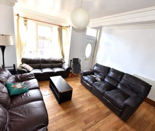 6 bedroom House in Manor Drive, Leeds - Photo 2