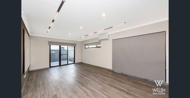 TOWNHOUSE WITH STYLISH URBAN LIVING AT IT'S BEST! - Photo 1