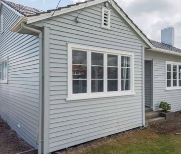 Fully renovated 4-bedroom home with modern kitchen and spacious living - Photo 5