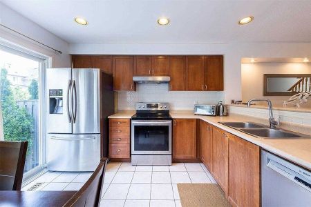2458 Baintree Crescent town house — Oakville, ON (3-Bedroom) - 3 Bedroom - Photo 3