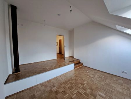 Dachgeschoßwohnung im Altbau: Erstbezug nach Sanierung mit Balkon und Einbauküche! - Foto 2
