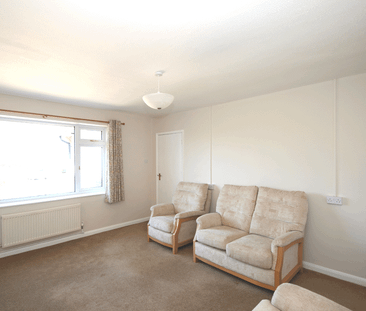 3 bedroom semi-detached bungalow to rent - Photo 2