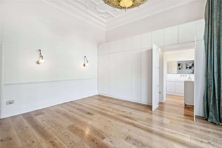 A beautiful newly refurbished raised ground floor flat located on the prestigious Cadogan Square. DOGS WELCOME. - Photo 2