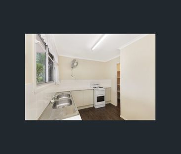 Family home on a large block - Photo 3