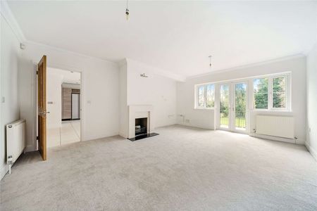 An impressive and immaculately presented family home in a desirable private road - Photo 2