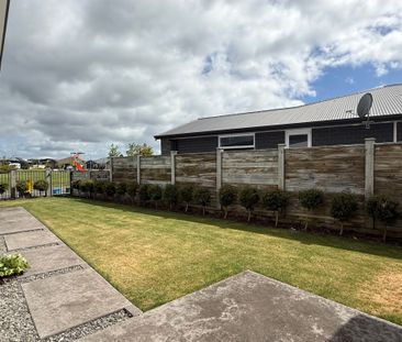 Executive Family Home - Exceptional, Stylish & Triple Living - Photo 6