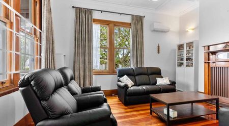 Comfortable Character Home in the Heart of Balmoral - Photo 4