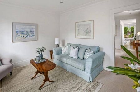 Quaint cottage in prime position - Photo 2