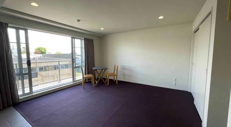 Tidy, conveniently located studio apartment in... - Photo 2