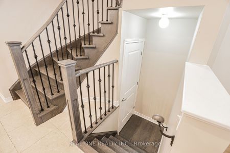 Townhouse For Lease | N8131942 - Photo 4